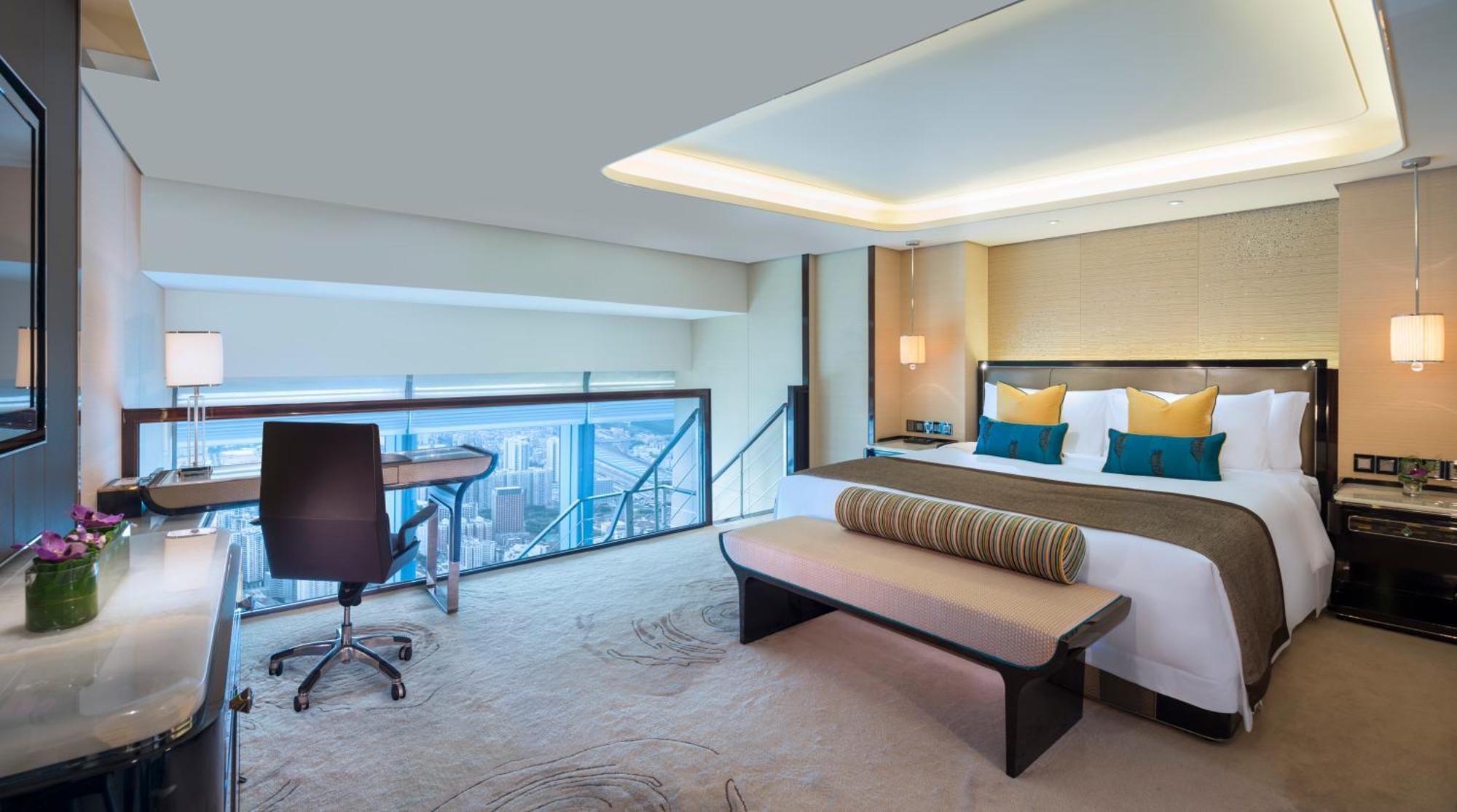 Shenzhen King Suite with Skyline View