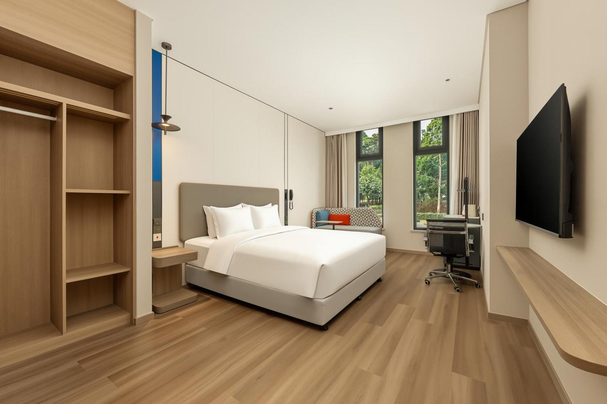 Standard Queen Room Accessible