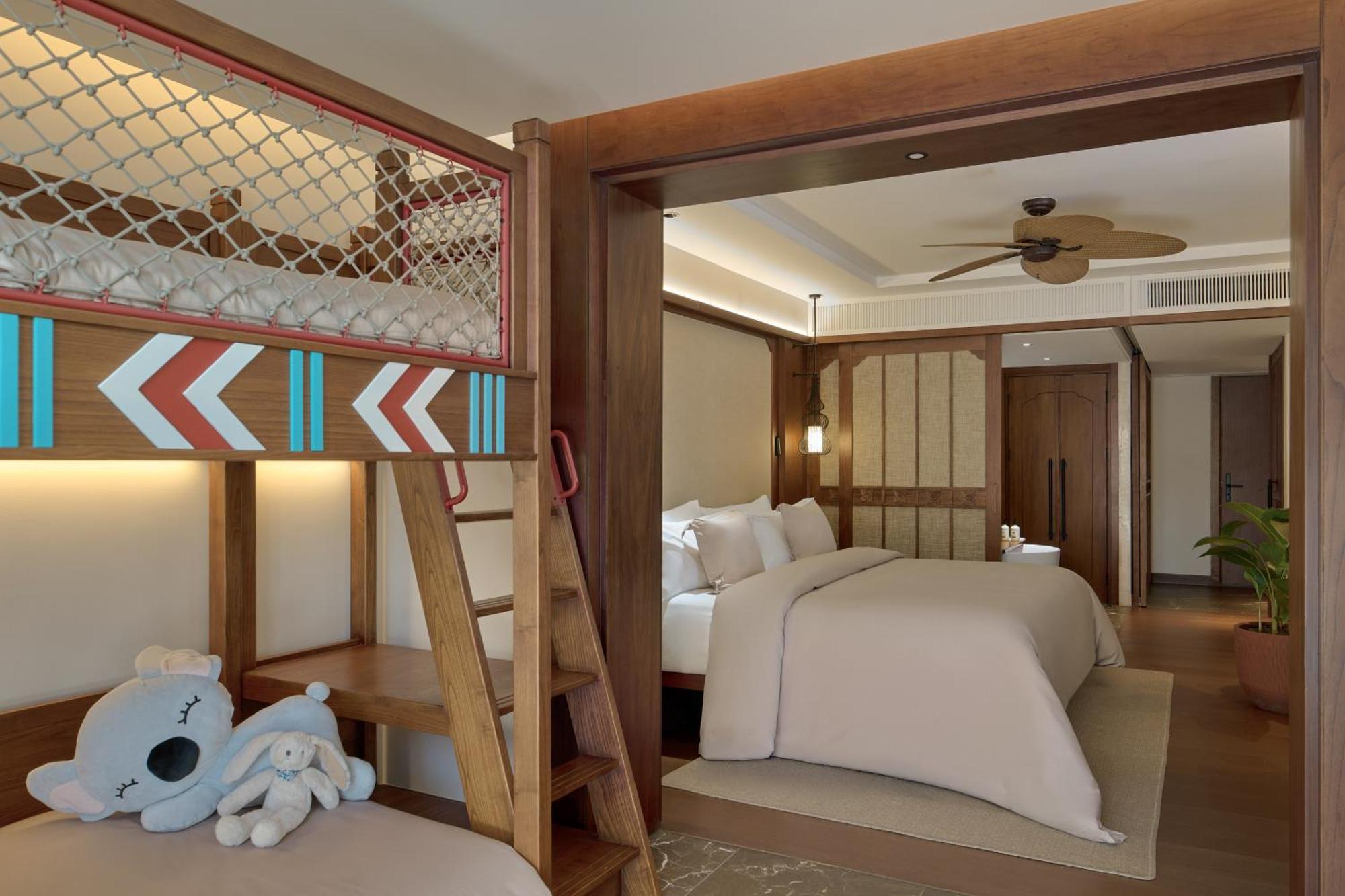 Suite Familiar con servicio de conserjería y vistas al jardín para 2 adultos + 1 niño