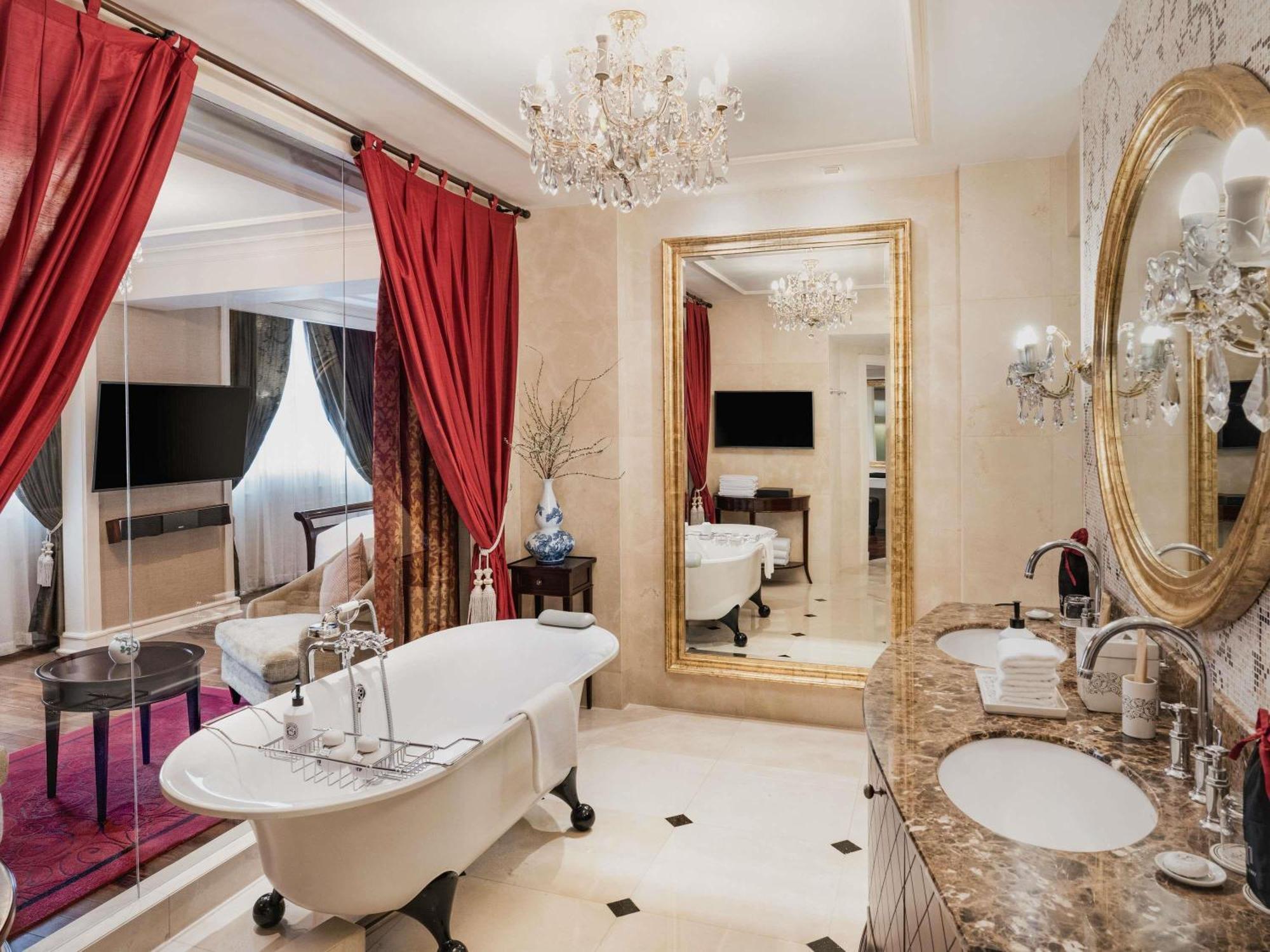 Opera Wing Grand Prestige King Suite