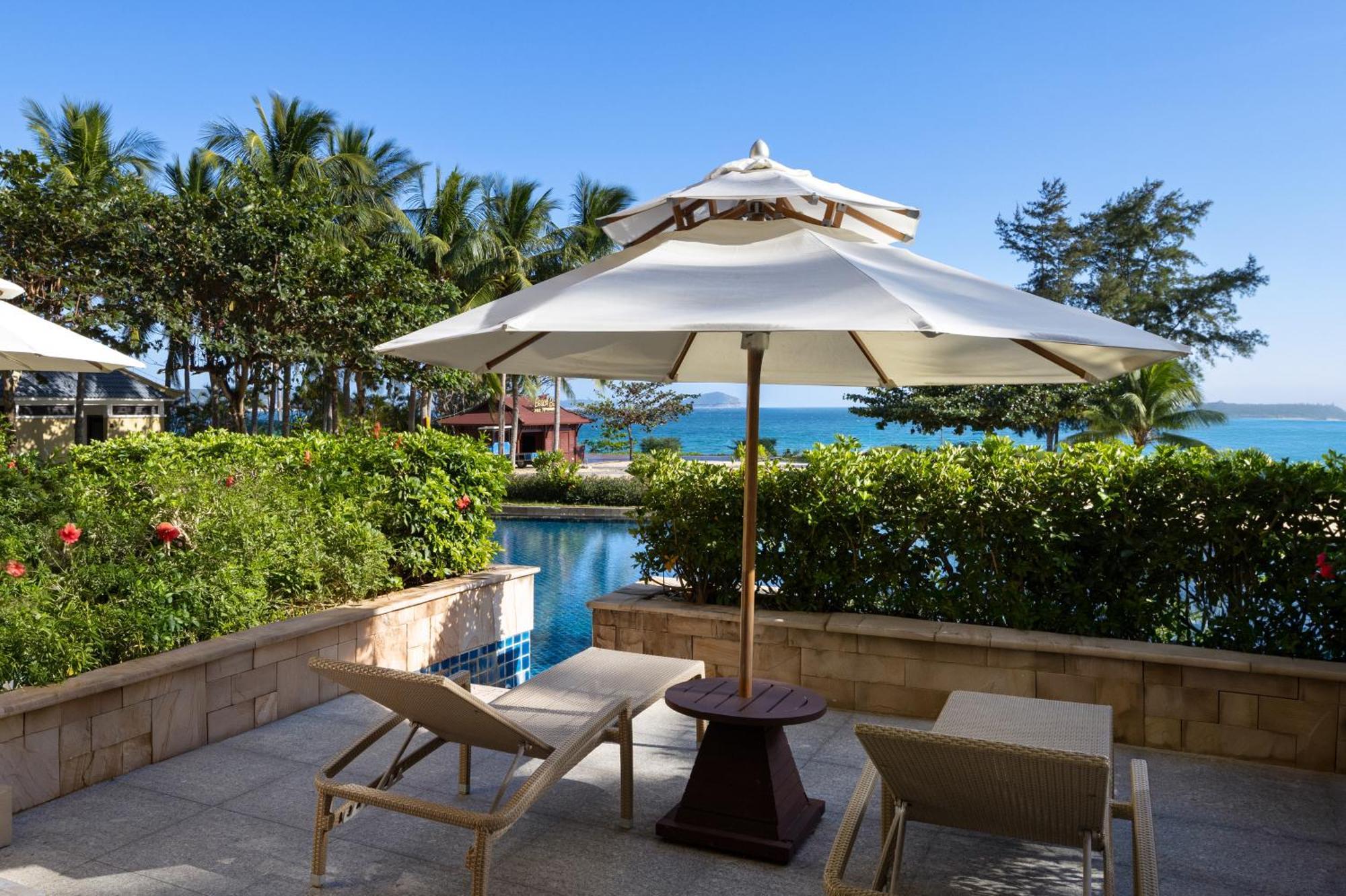 Poolside King Room with Courtyard View