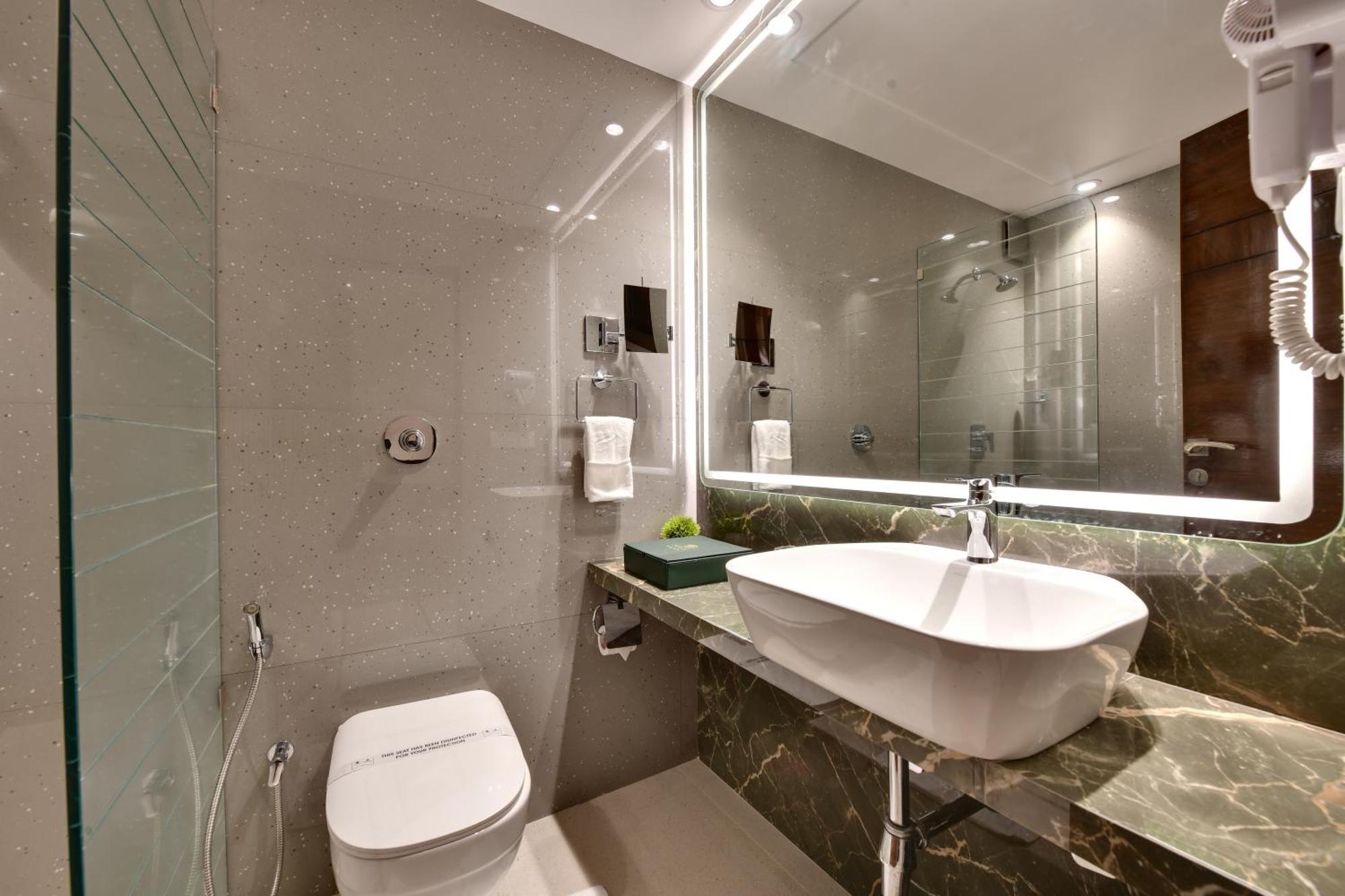 Chambre Double ou Lits Jumeaux de Luxe avec 10 % de réduction par séjour sur la nourriture et les boissons sans alcool, la blanchisserie et le spa.