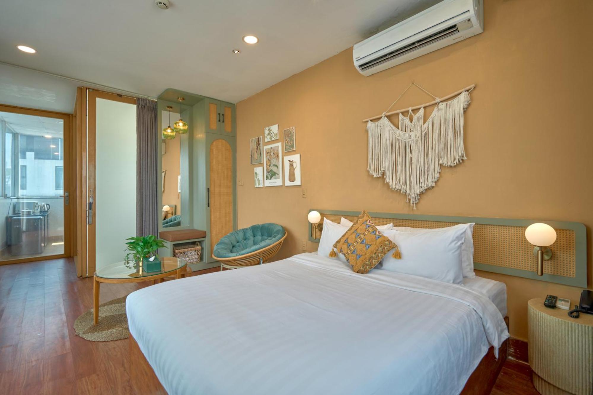 Queen Room Garden View