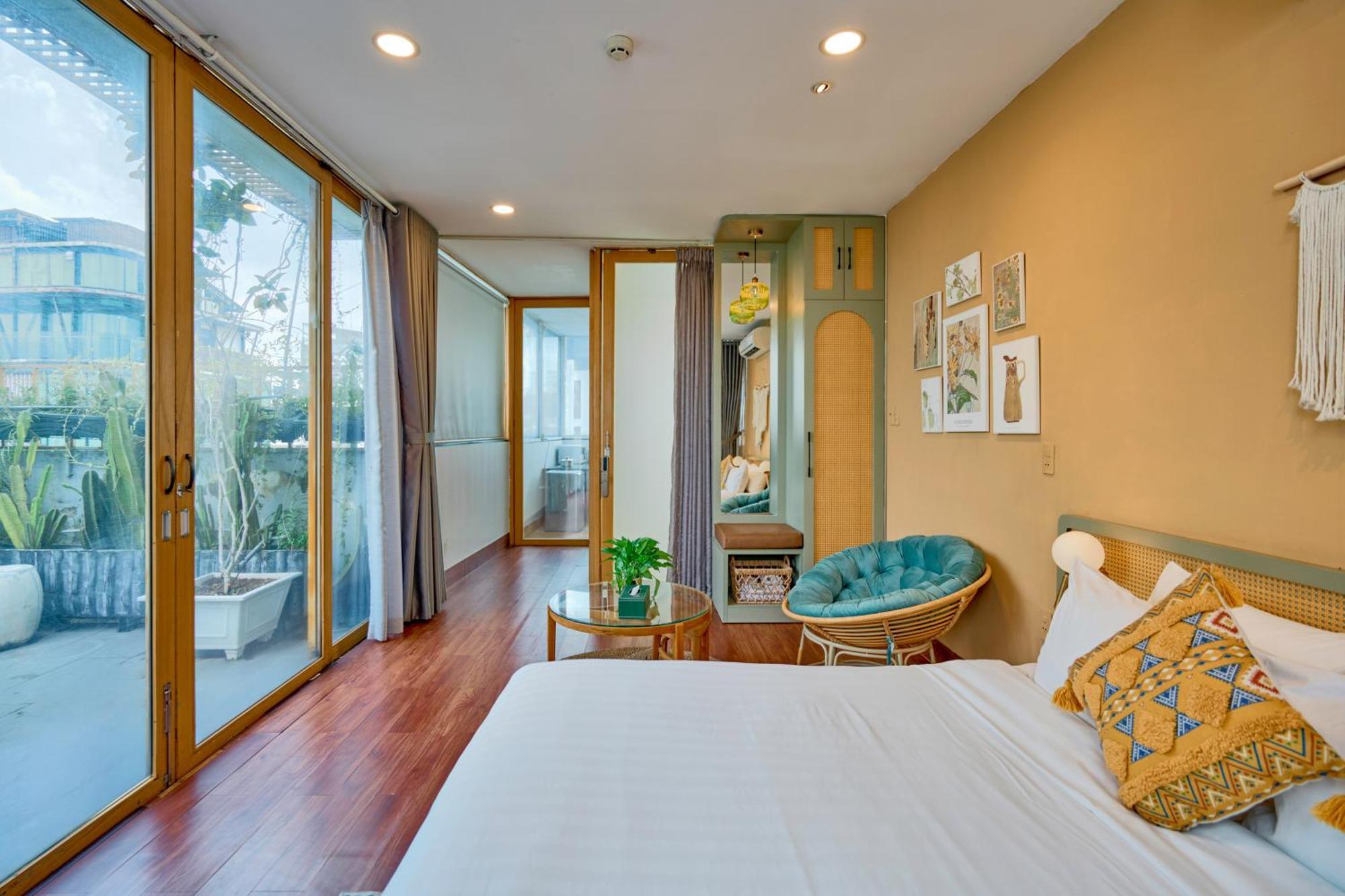 Queen Room Garden View