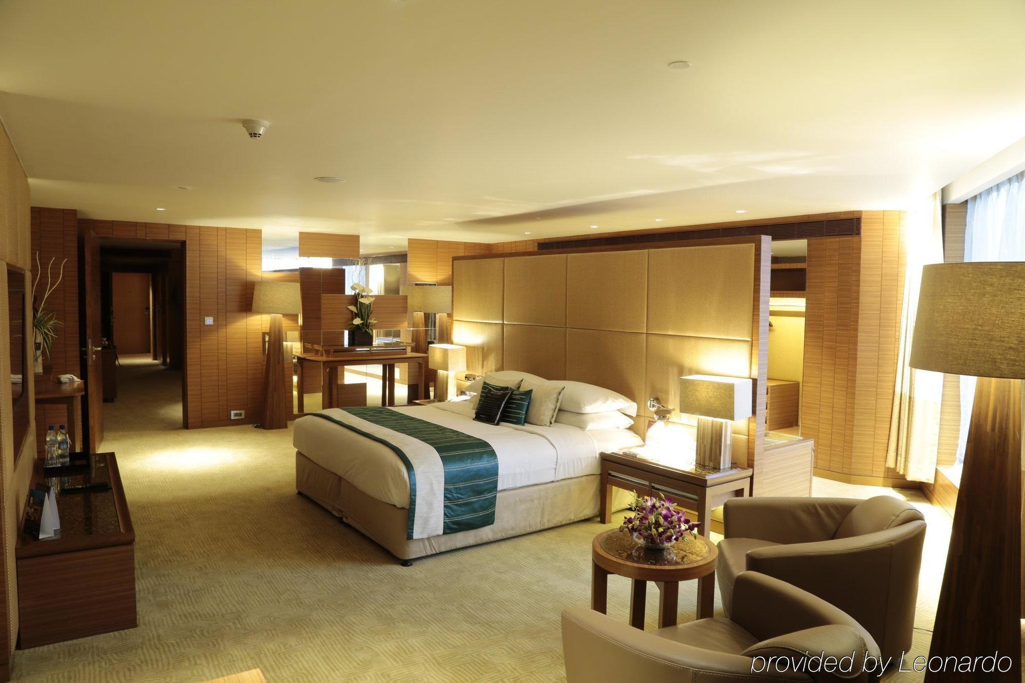 Suite Lit King-Size Neptune avec Baignoire - Vue sur Ville (Non-Fumeurs)