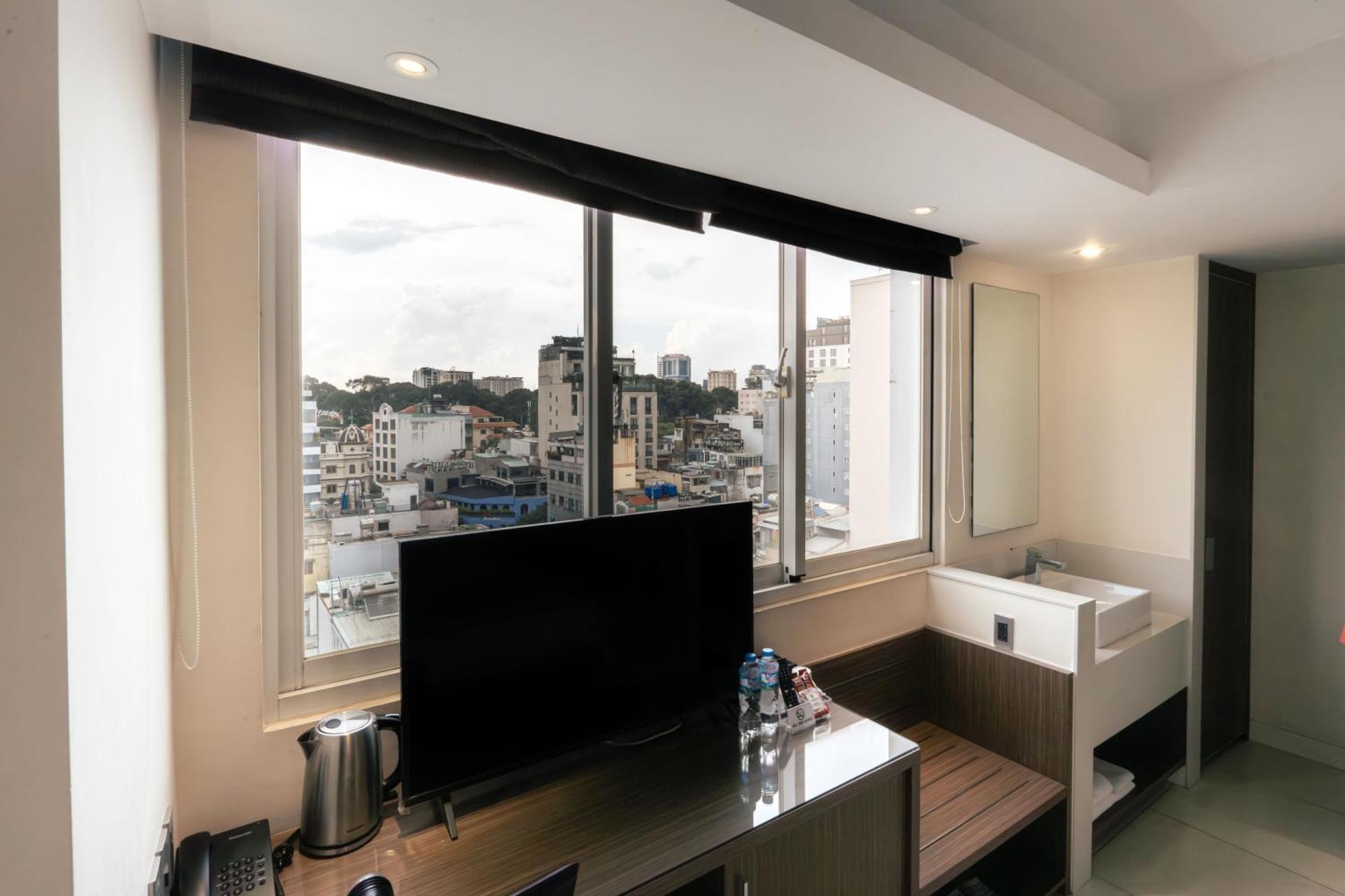 Premier Queen Room Window