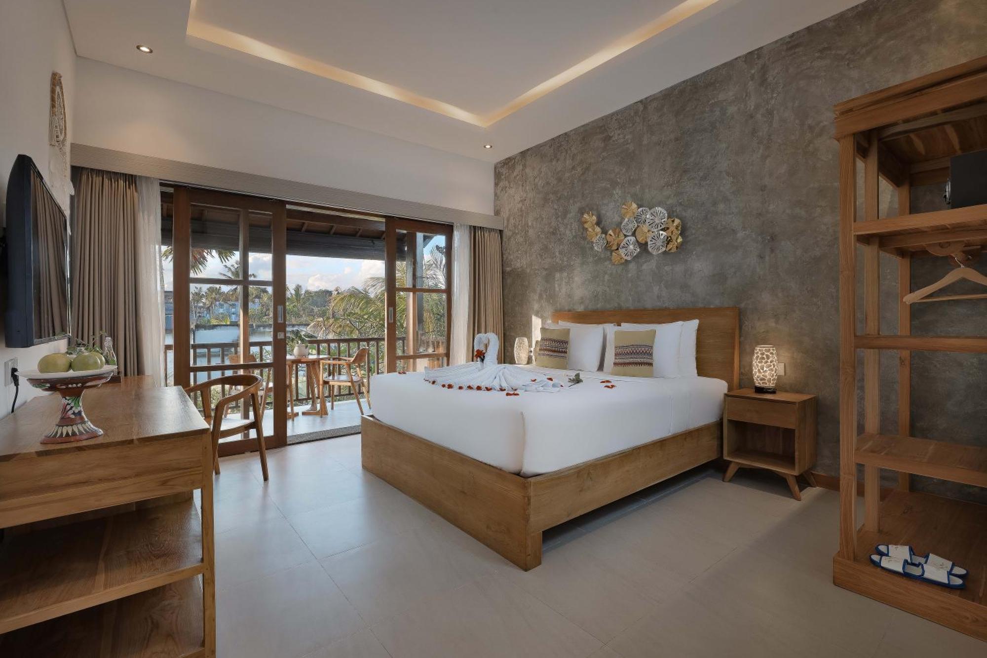 Suite Balcony Garden View