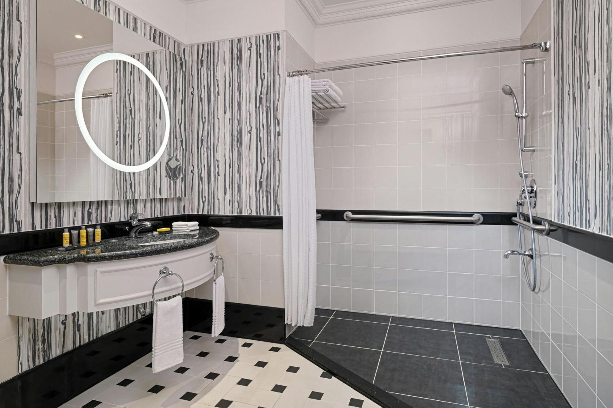 Deluxe Room 1 King