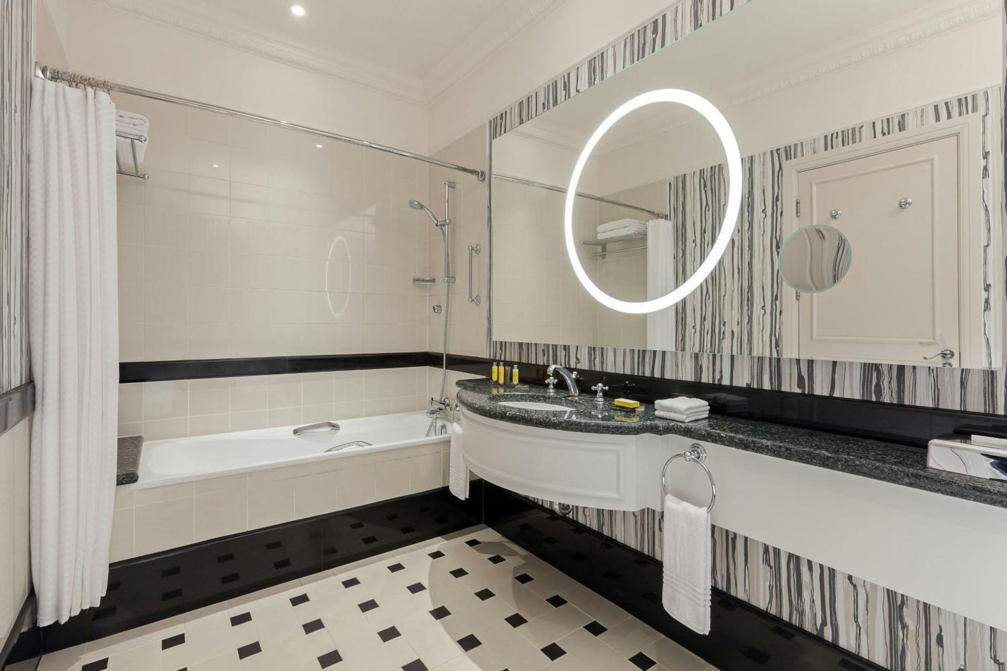 Deluxe Room 1 King