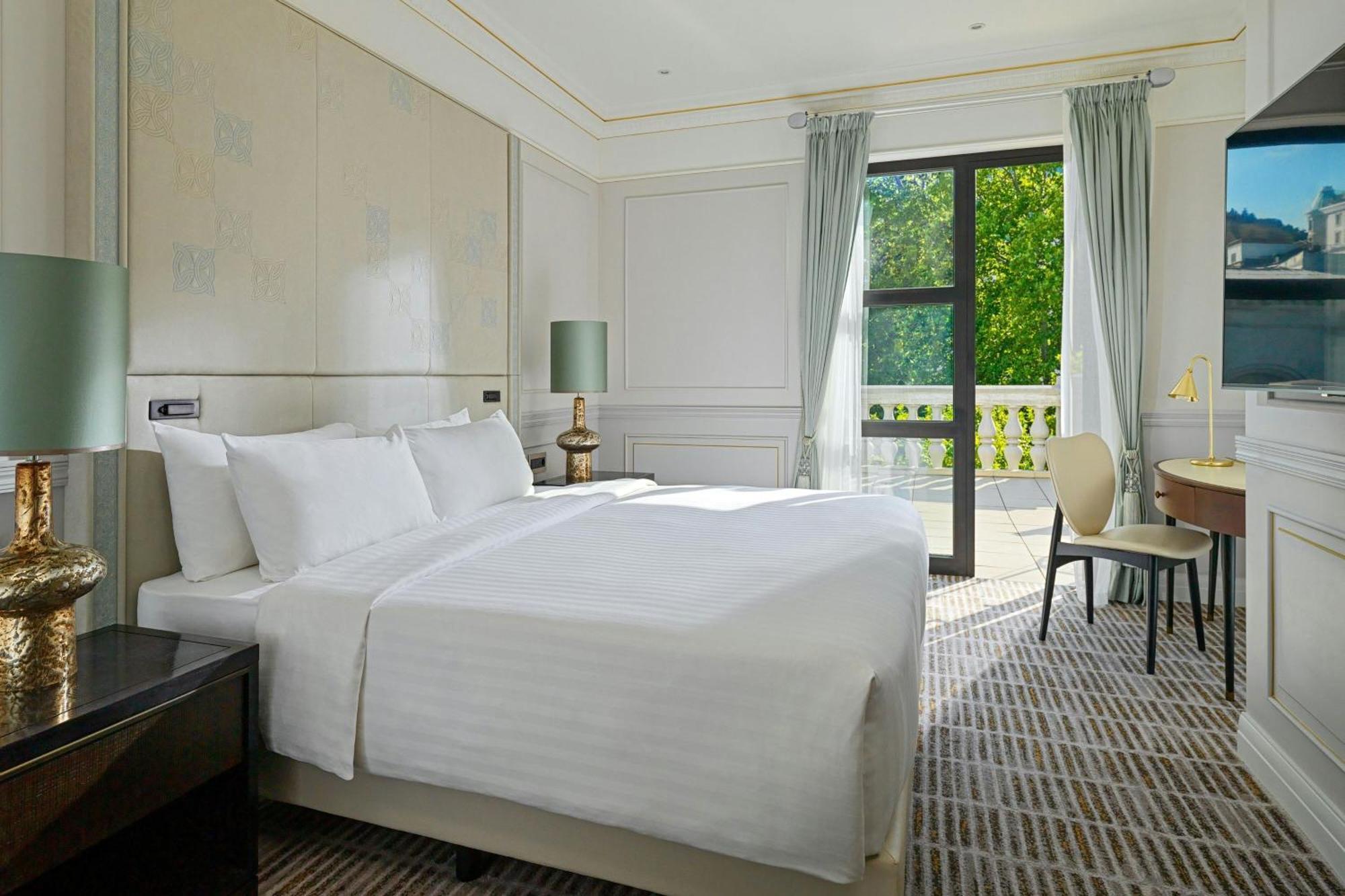Grand Suite Executive lounge access 1 Bedroom 2 room Suite