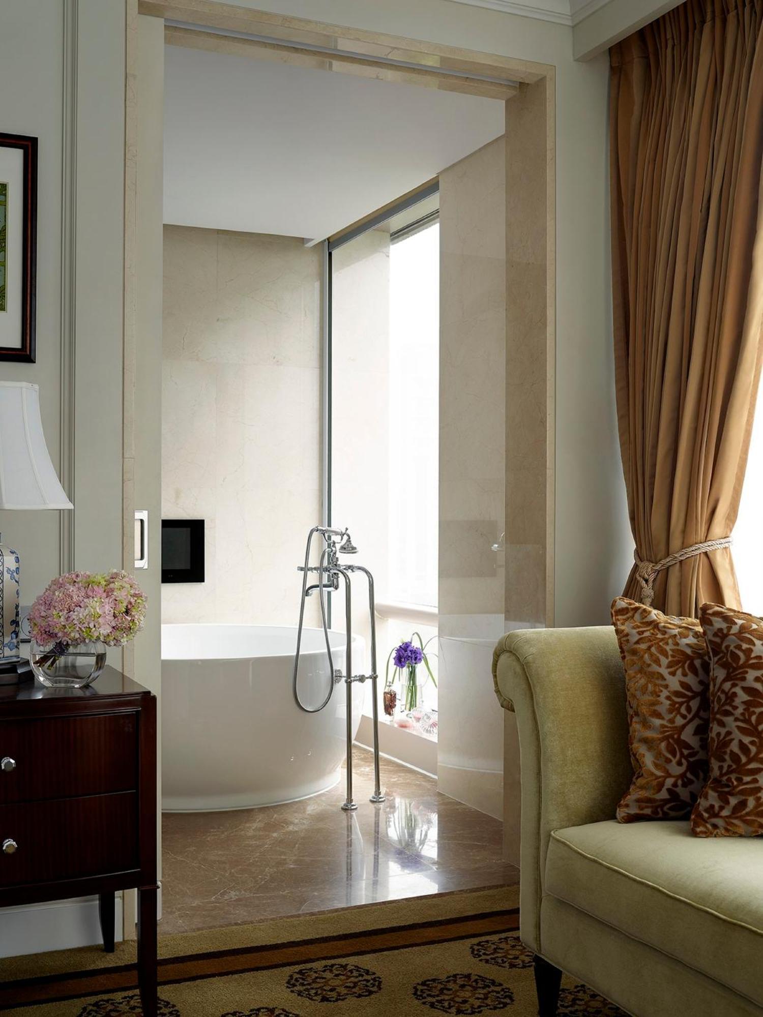 Langham Family Package - Executive Club Corner Room