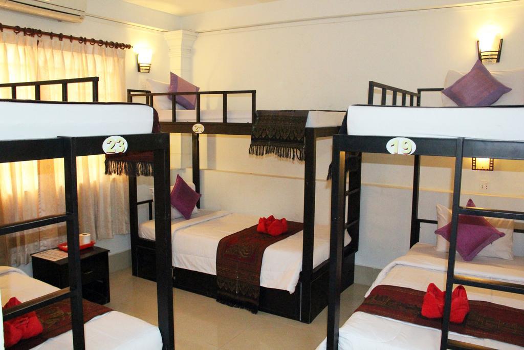 Cama en habitación compartida mixta con 6 camas y aire acondicionado