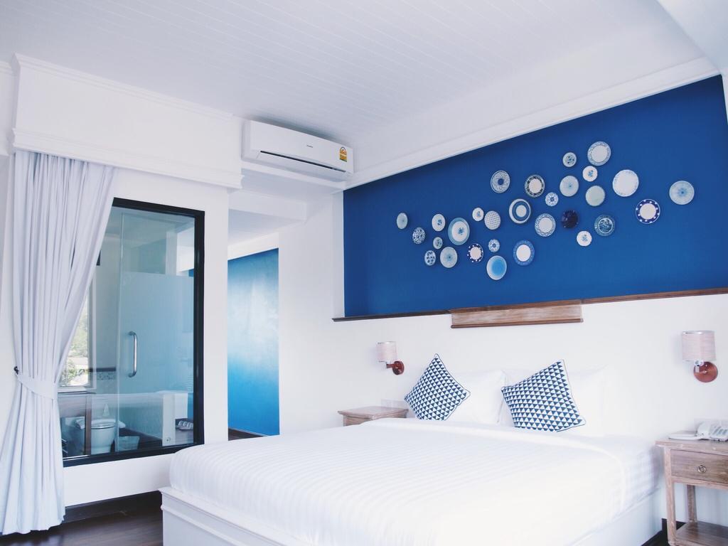 Habitación con cama extragrande.