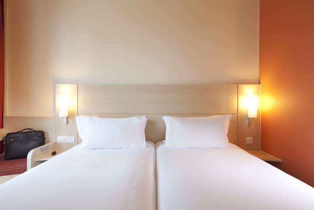 Familienzimmer mit 1 Queensize-Bett und 2 Einzelbetten