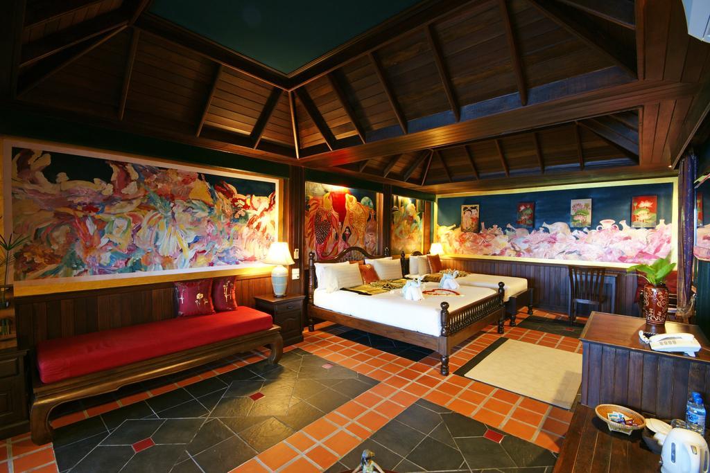 Habitación con cama extragrande y bañera de hidromasaje