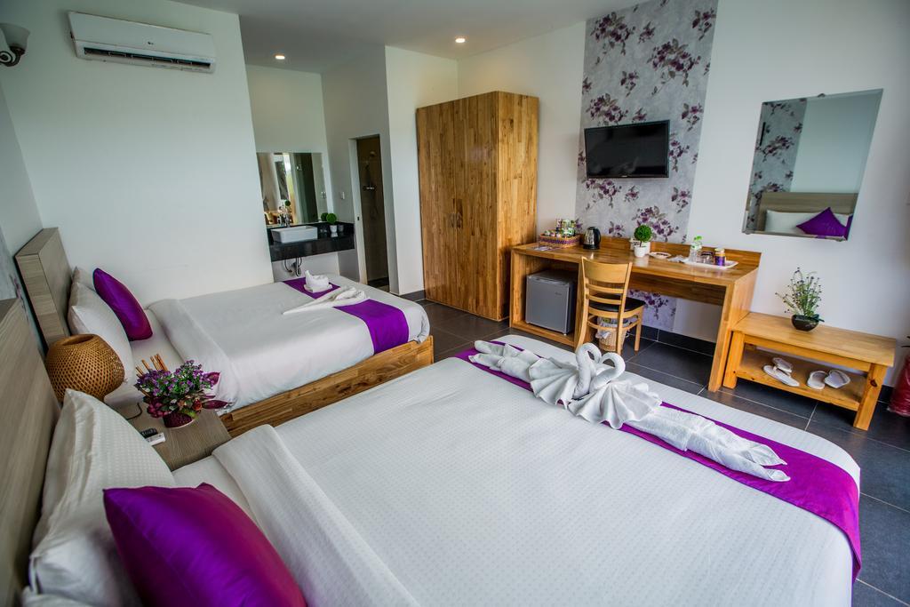 Bungalow Twin Bed Garden View