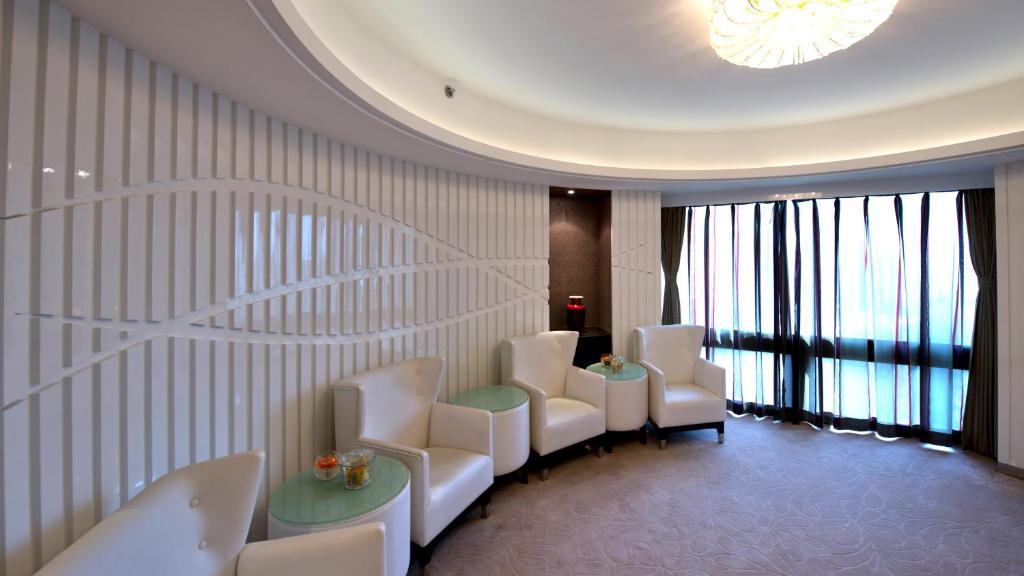 Deluxe Suite with Living Room
