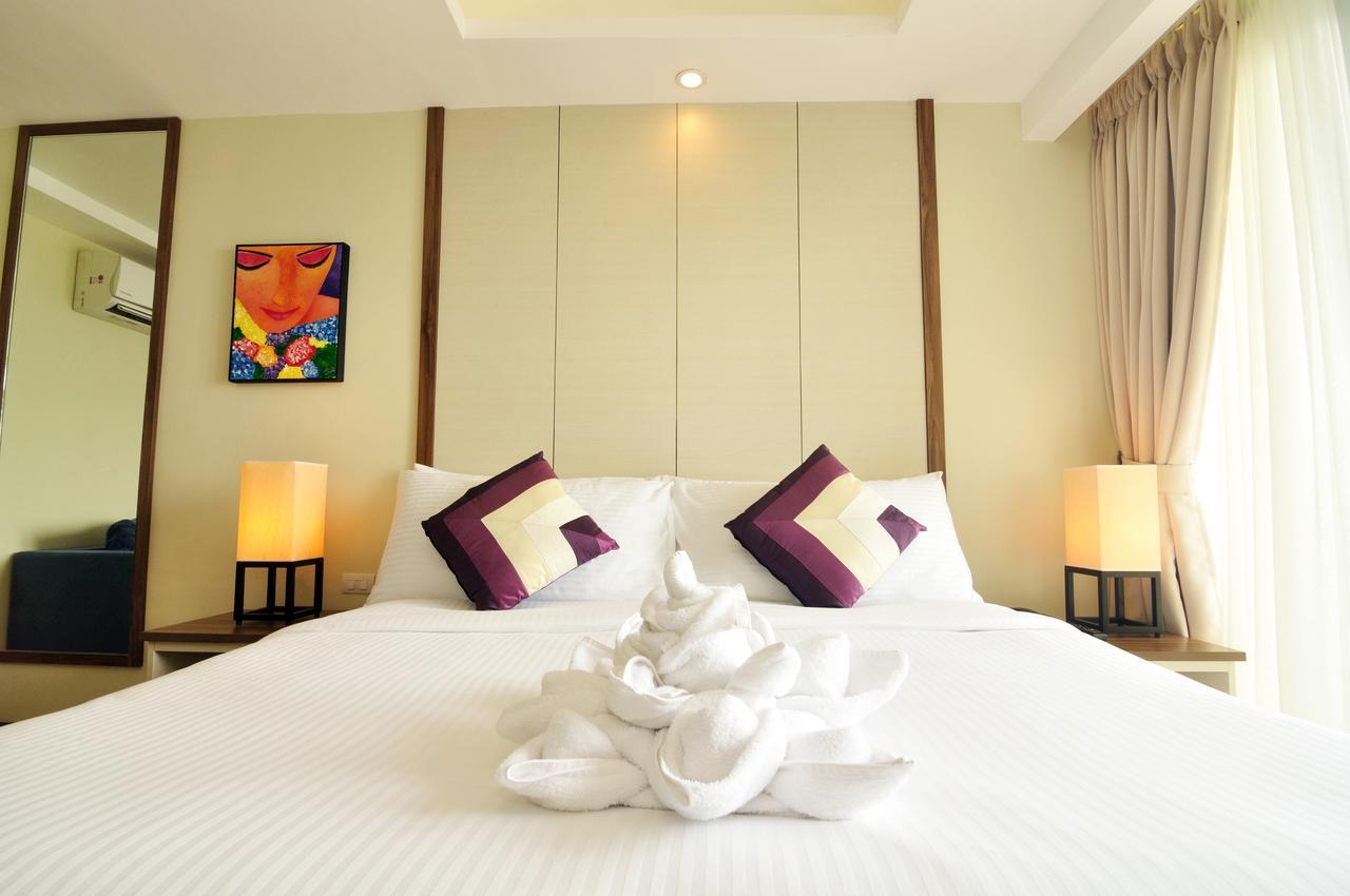Habitación con cama extragrande y balcón