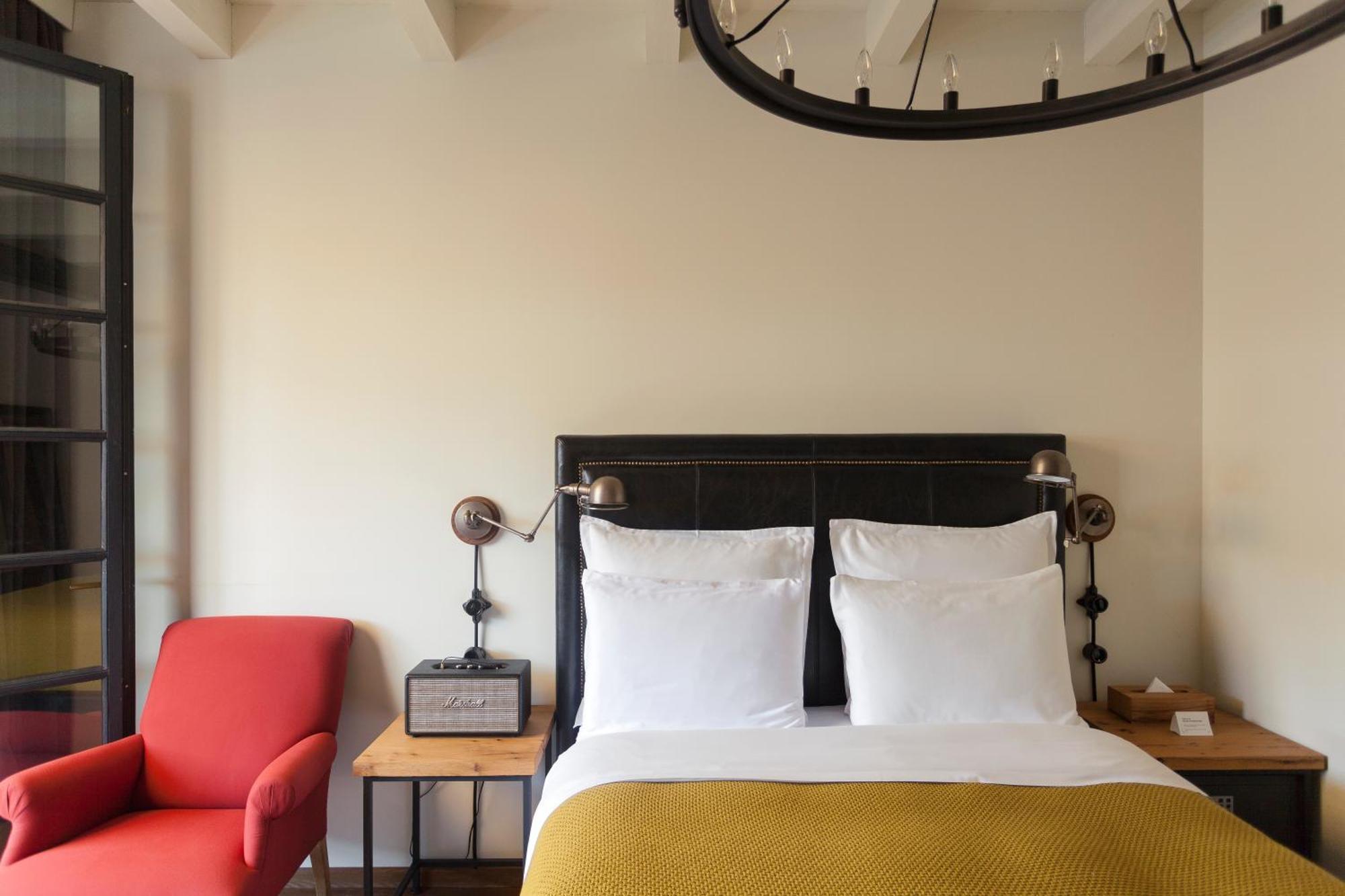 Habitación con cama doble y terraza