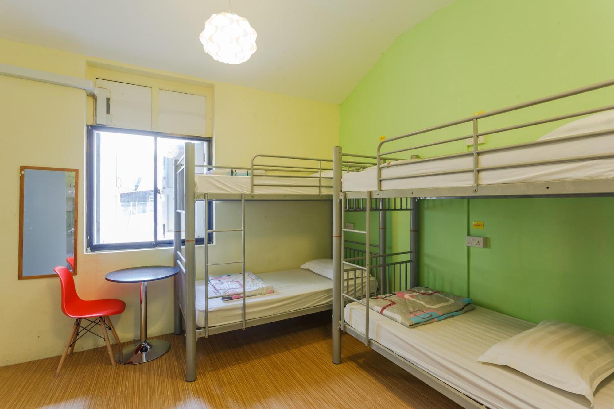 Family Room with Shared Bathroom (8 Beds)