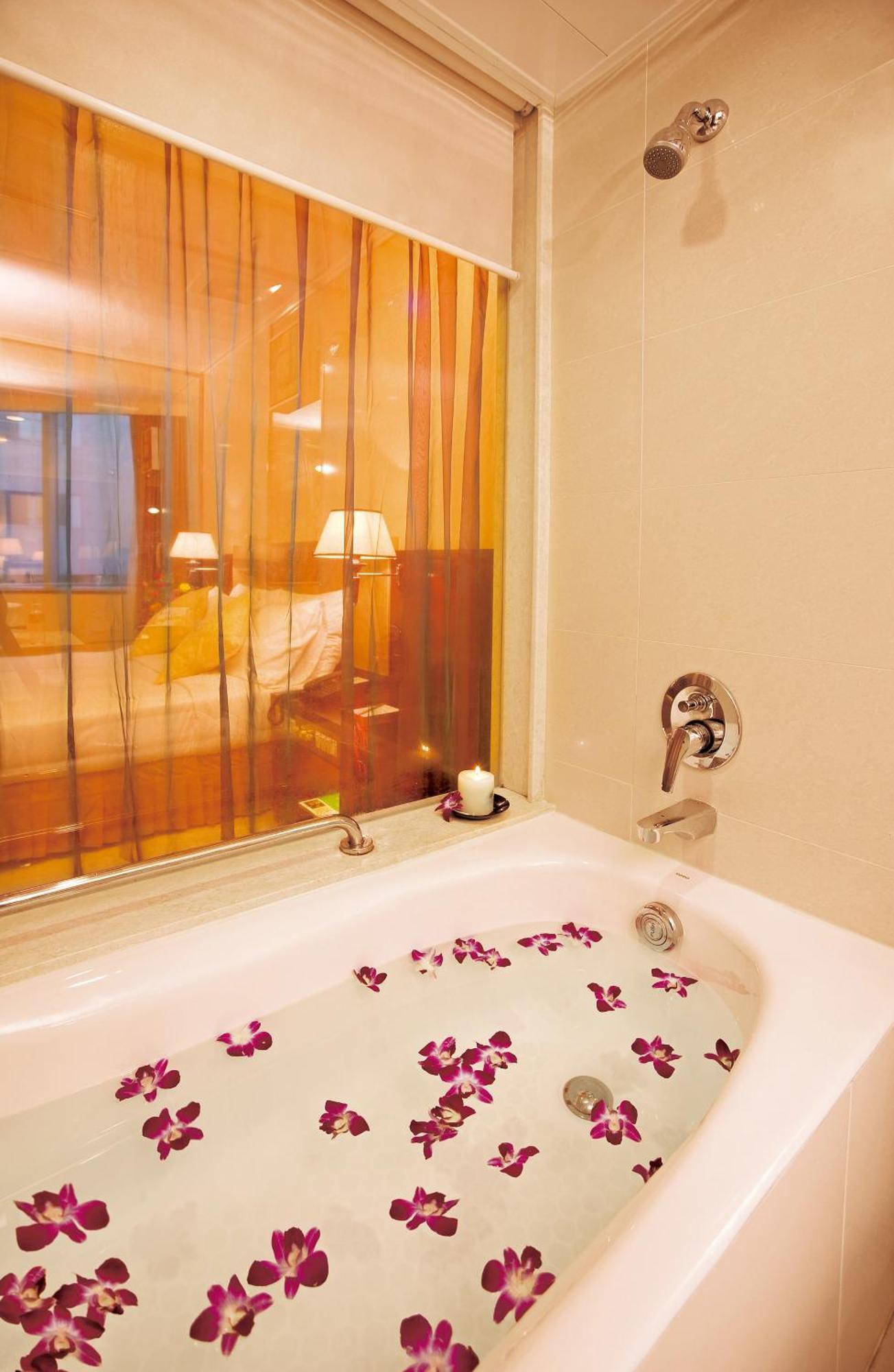 Deluxe Queen Suite