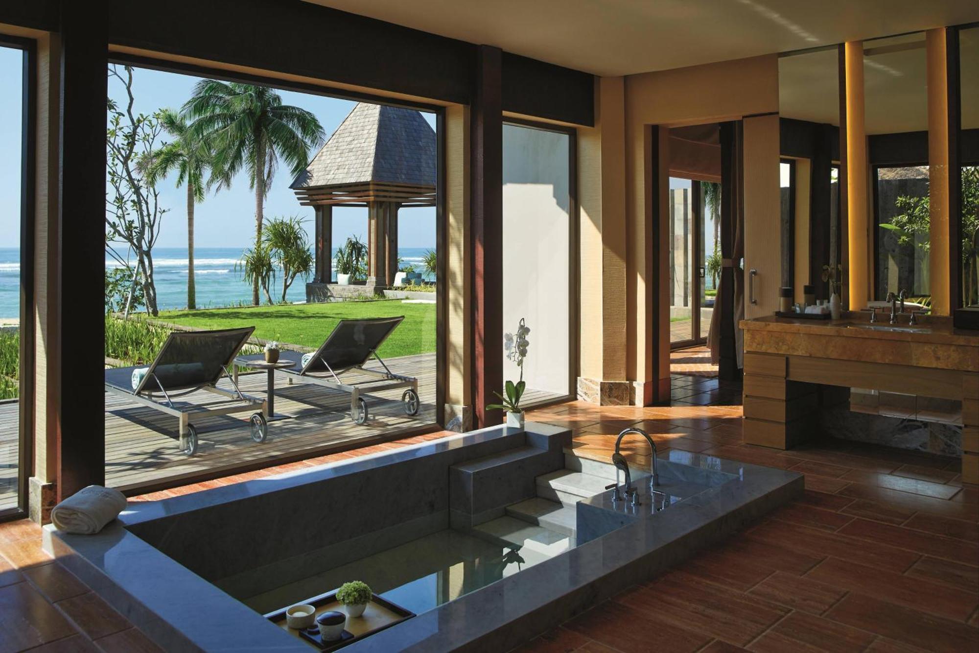 Private Poolvilla mit 3 Schlafzimmern direkt am Meer und kostenloser täglicher Aktivität im Resort