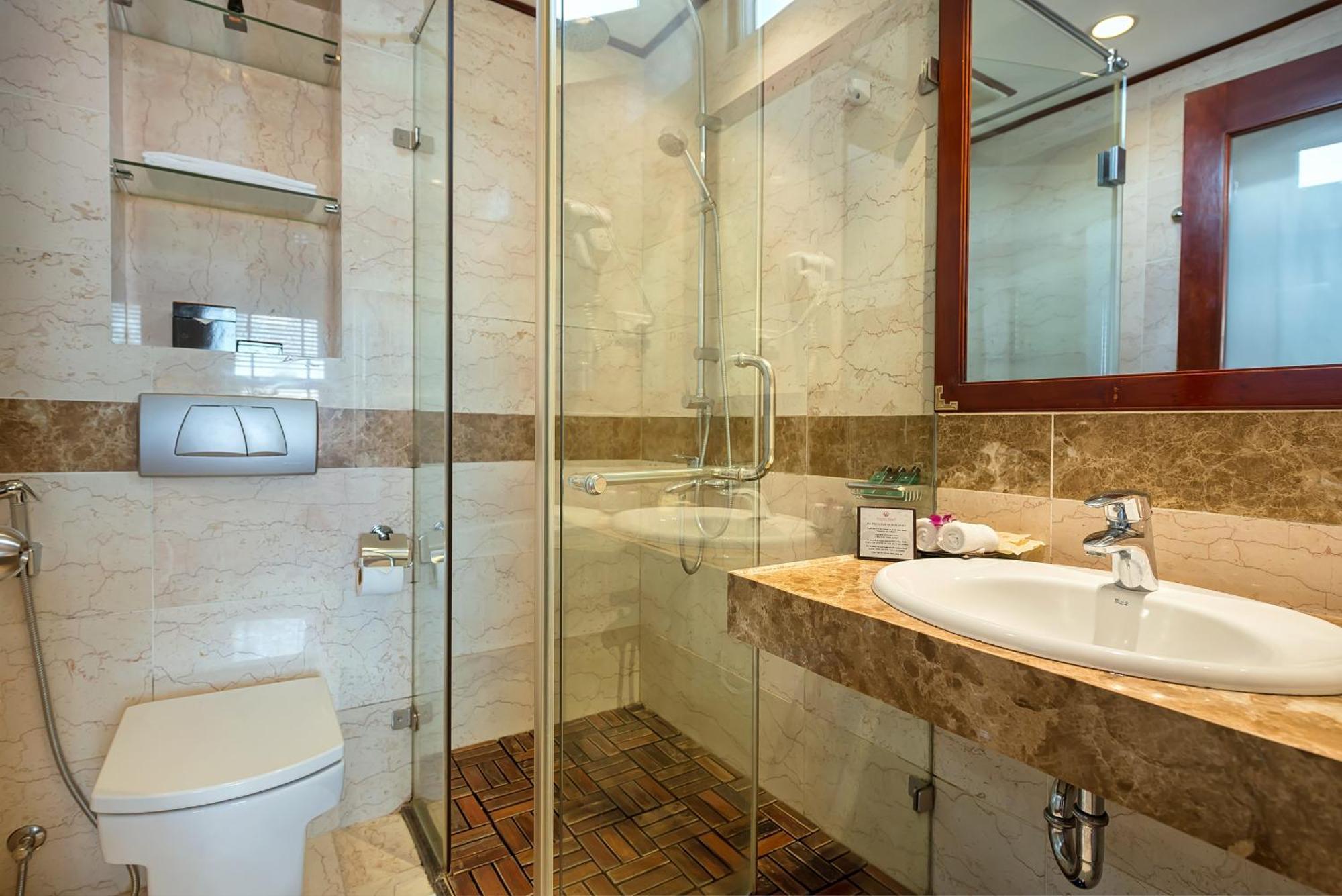 Deluxe Double Room with Window and Neighboring View