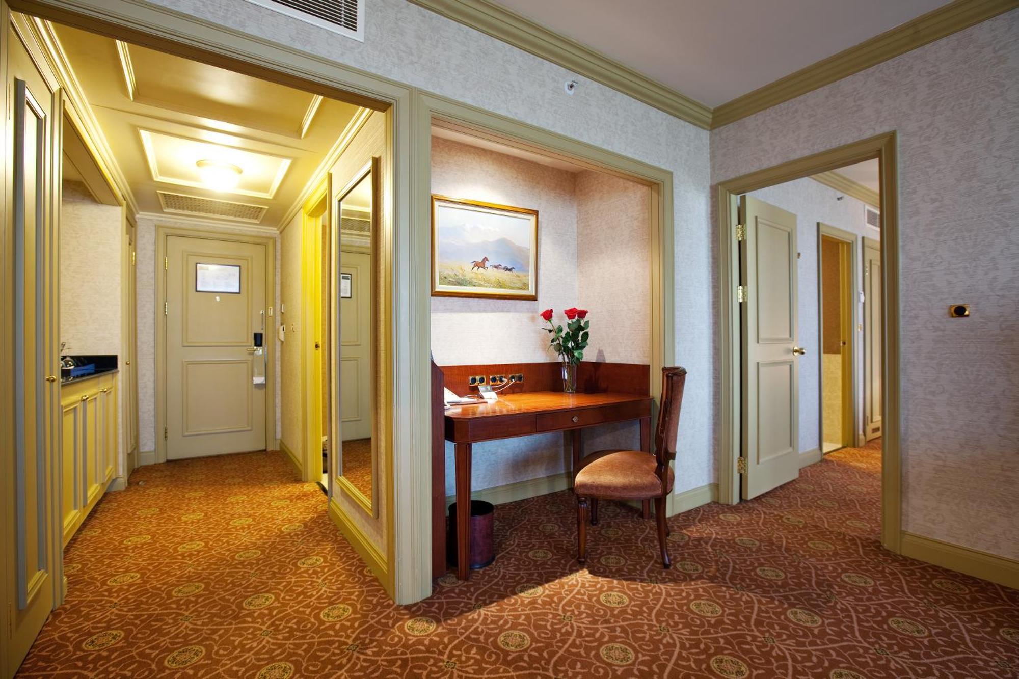 Grand Suite, Smoking, 1 King Bed