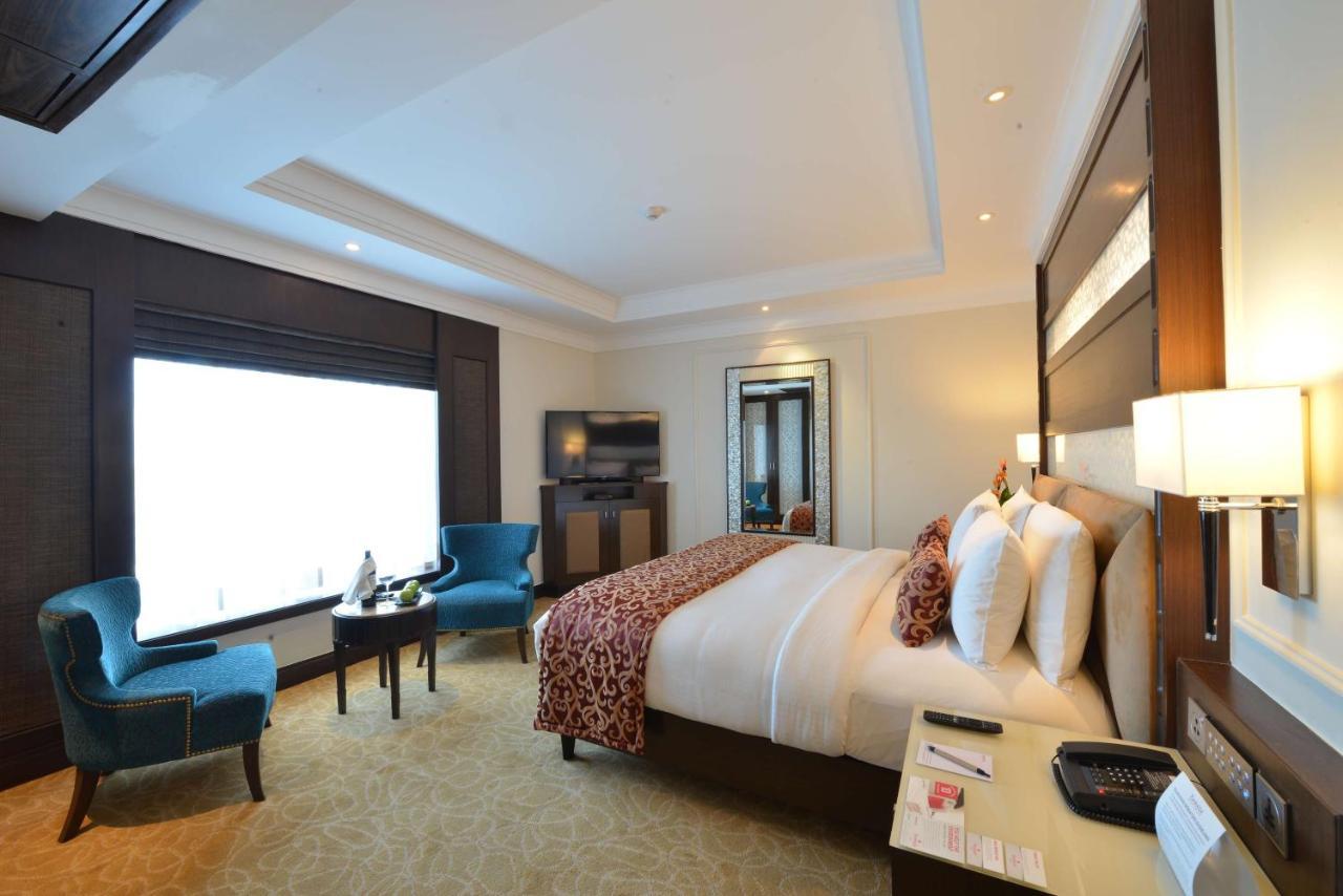 Executive Suite,923473366:JPEG