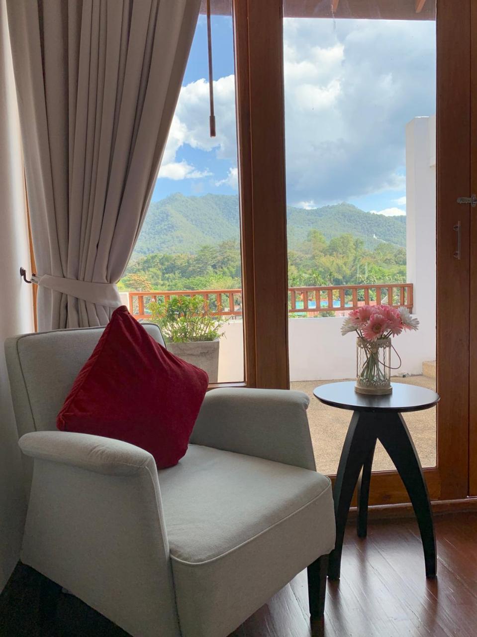 Suite con cama grande y balcón