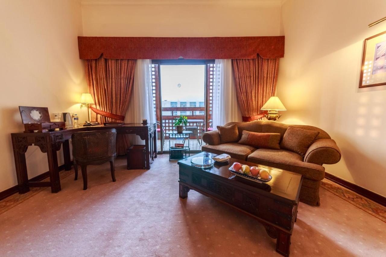 Executive Suite,1742887408:JPEG