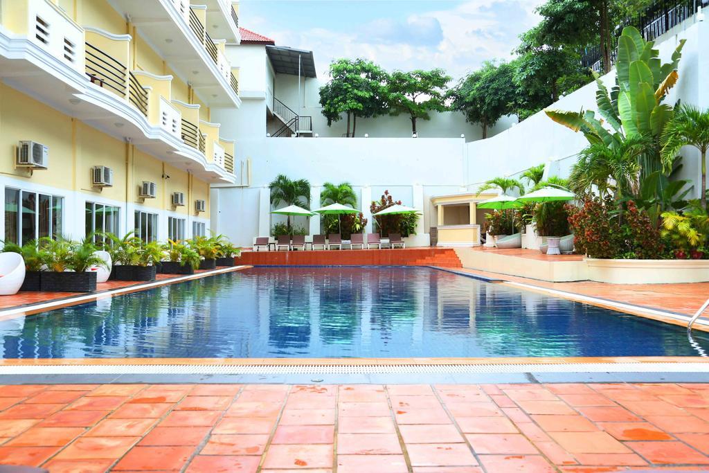 Deluxe Double-Pool Access