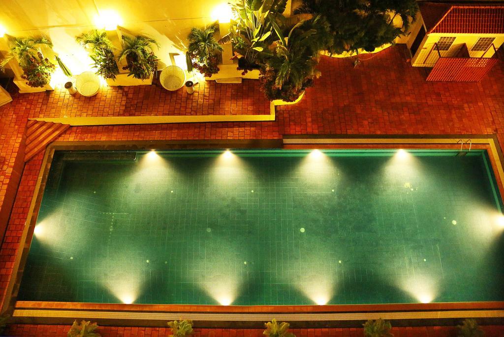 Deluxe Twin-Pool View
