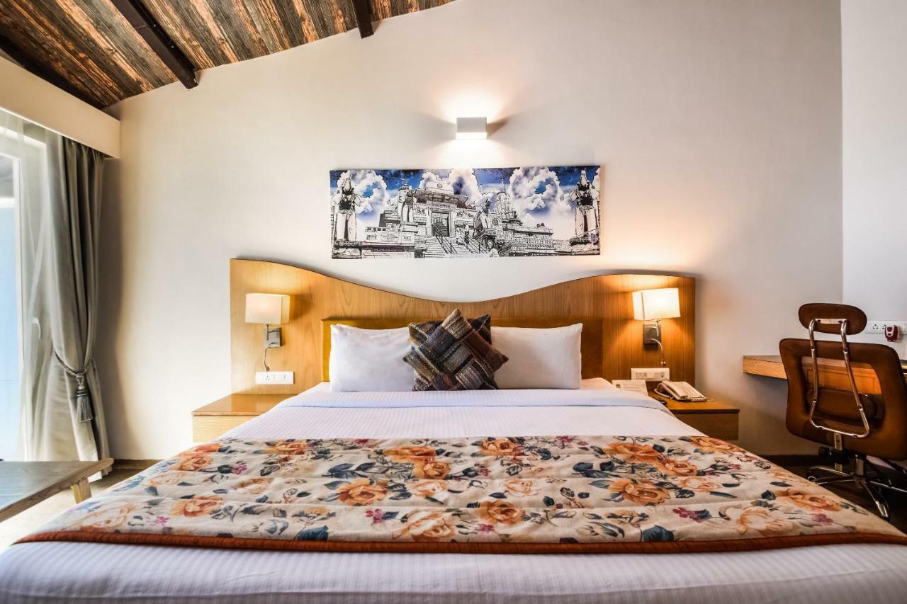 Pool Side Patang Cottage with open to Sky Hot Tub and Separate Sitting Area