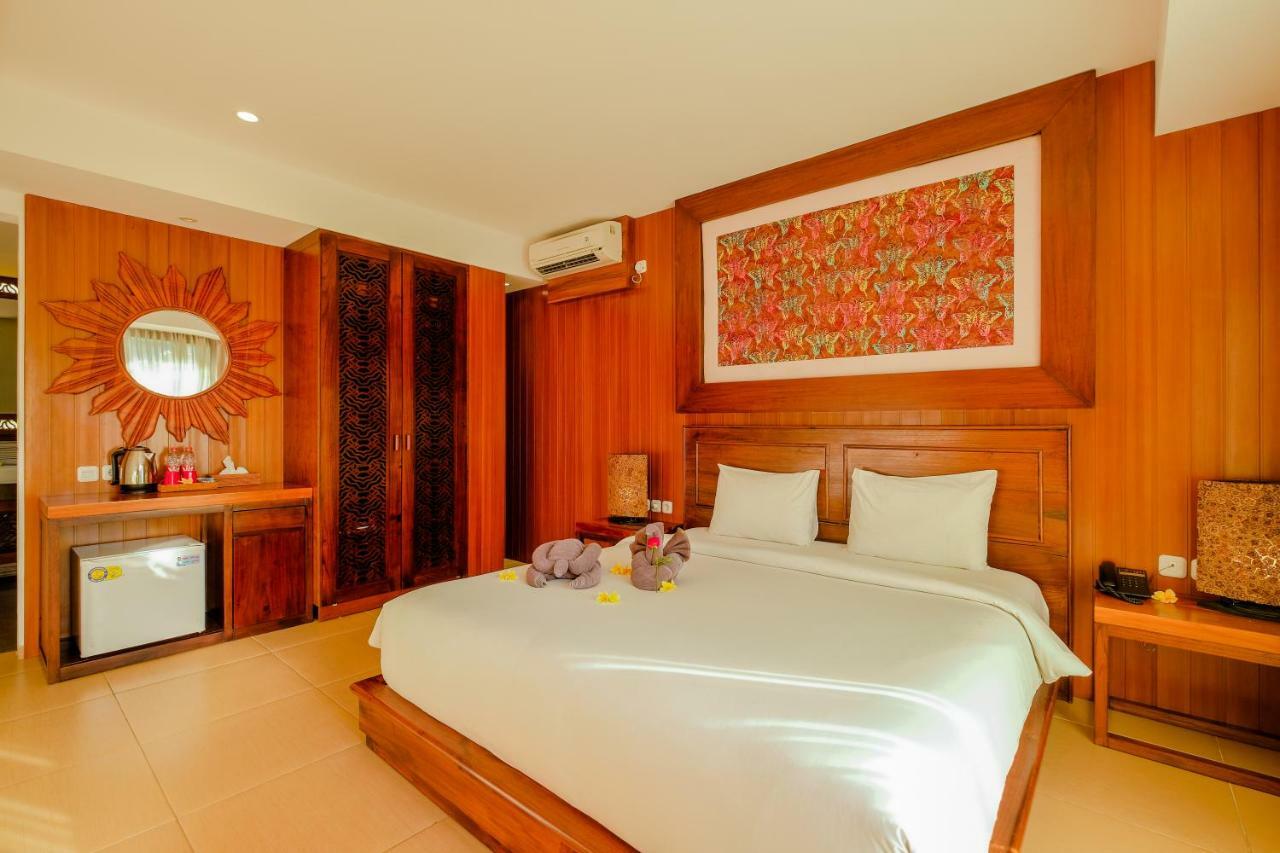 Quarto com Cama Queen-size e Vista da Piscina