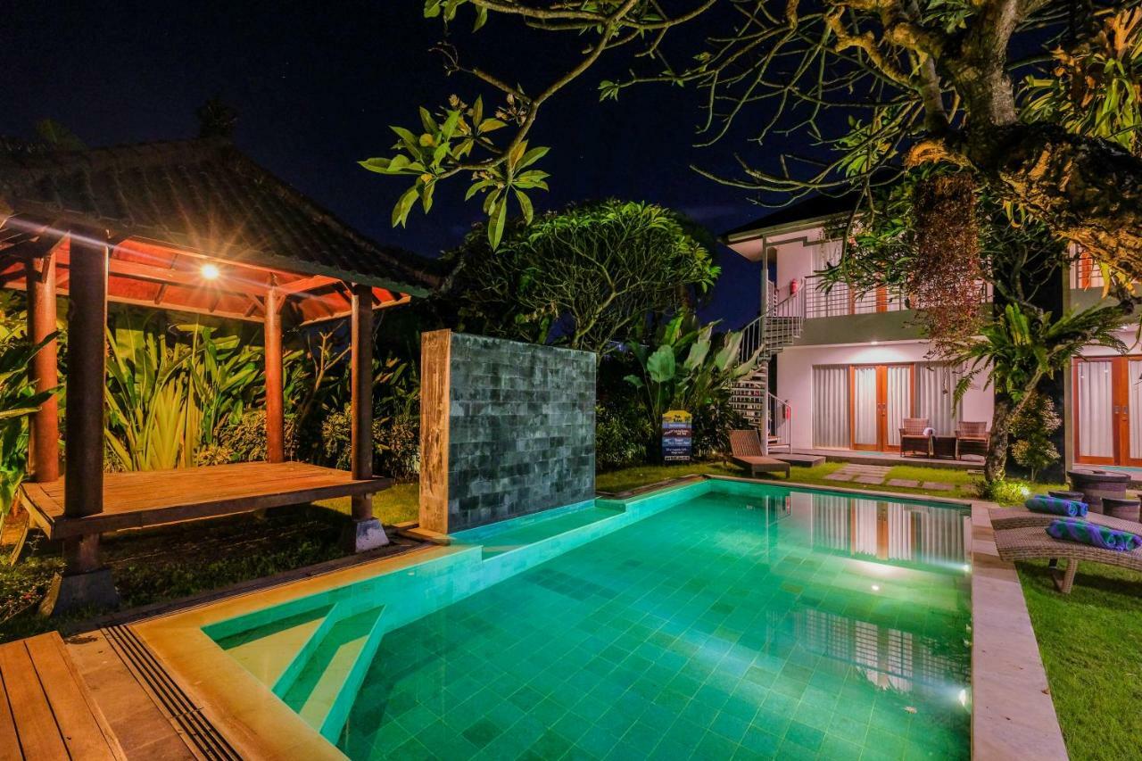 Quarto com Cama King-size e Vista da Piscina
