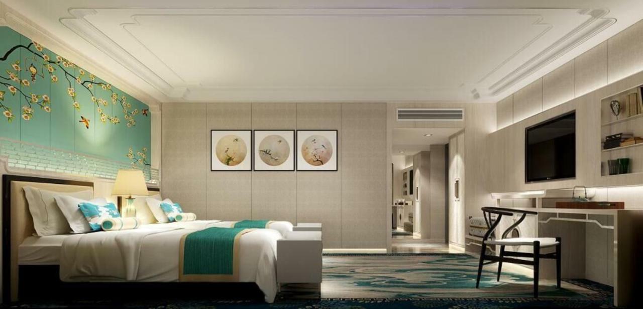 Exclusive Deluxe Queen or Twin Room