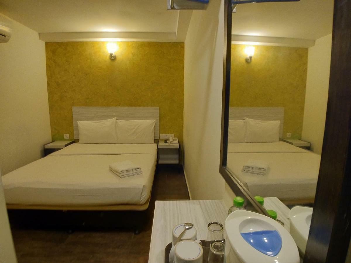 Deluxe Queen Room (no window)