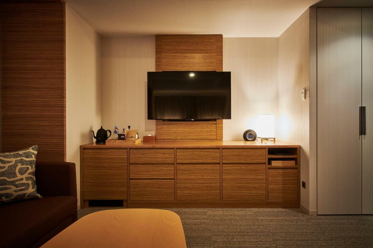 CROSS FLOOR - Deluxe Twin Room (2 Beds + Sofa Bed) with Lounge Access