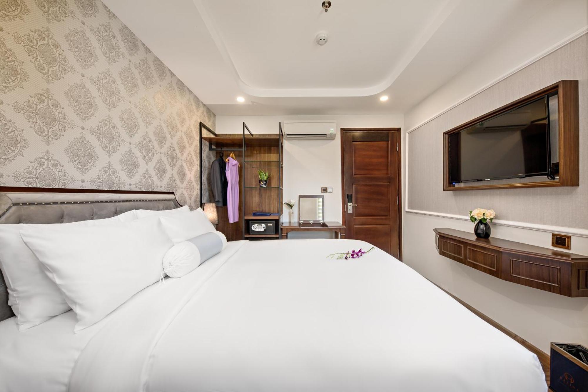 Superior Double Room with Small Window City View