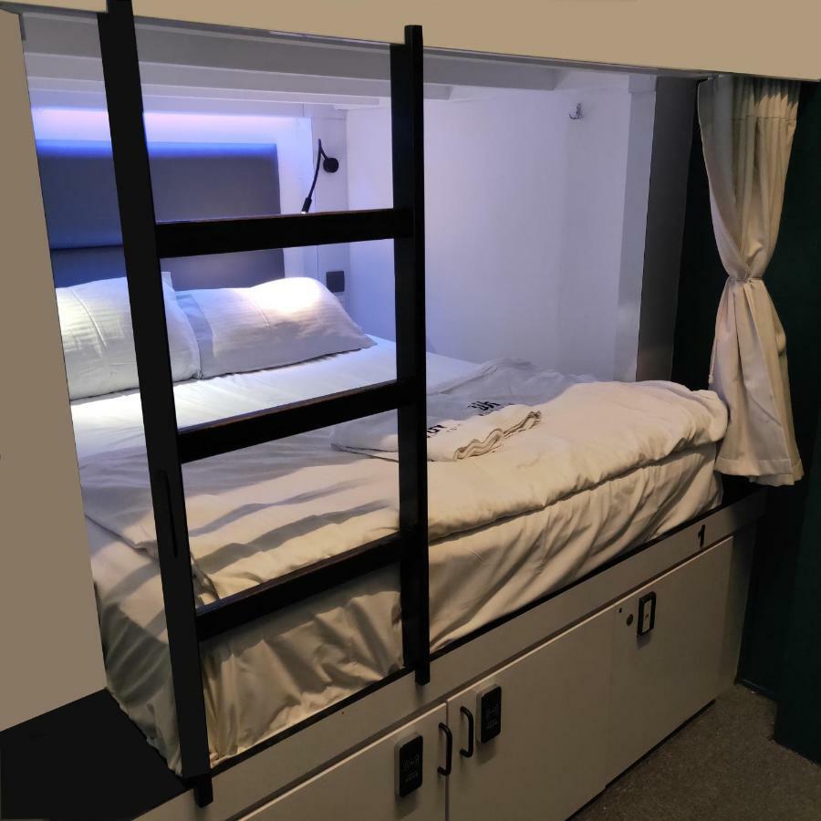 Queen Pod Mixed Shared Room