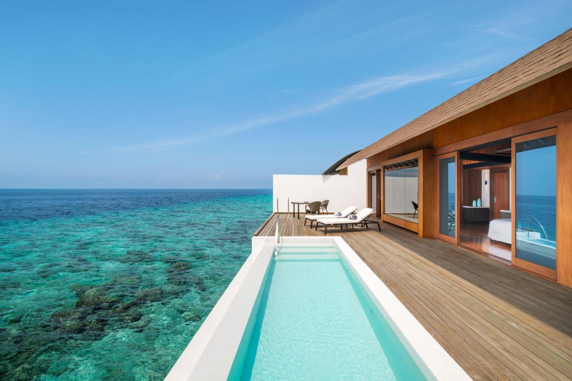 Villa über dem Wasser mit 1 Kingsize-Bett und Zugang zum Pool