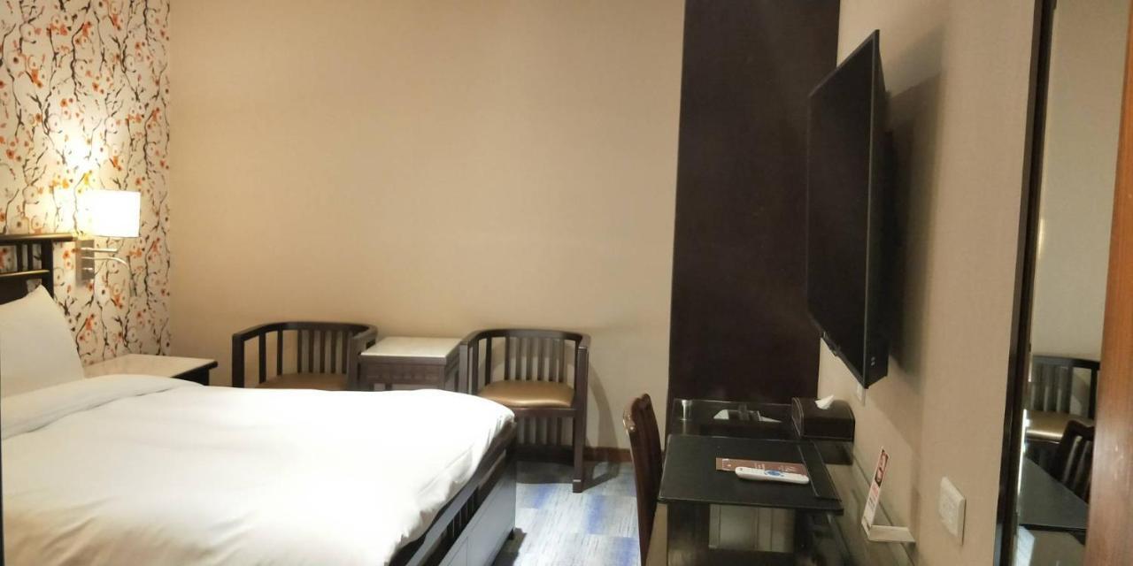 Budget Double Room Basement B1,925442704:JPEG