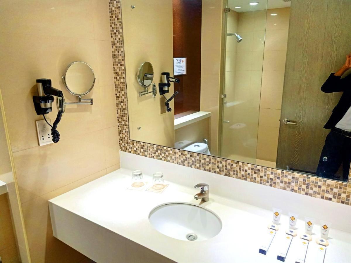 Deluxe King Room glass Bathroom,110791764:JPEG