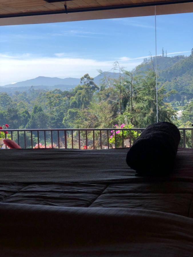 Habitación con cama extragrande y vistas a la montaña