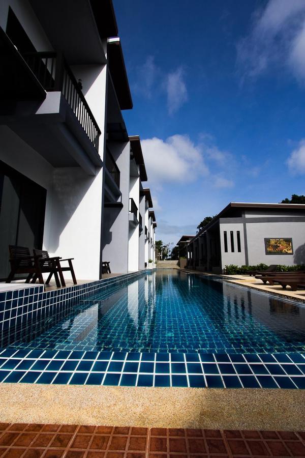 Deluxe Room Pool Access