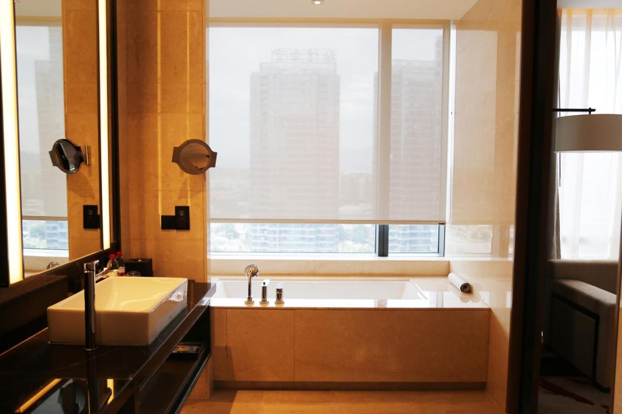 Deluxe King Room - Club Access