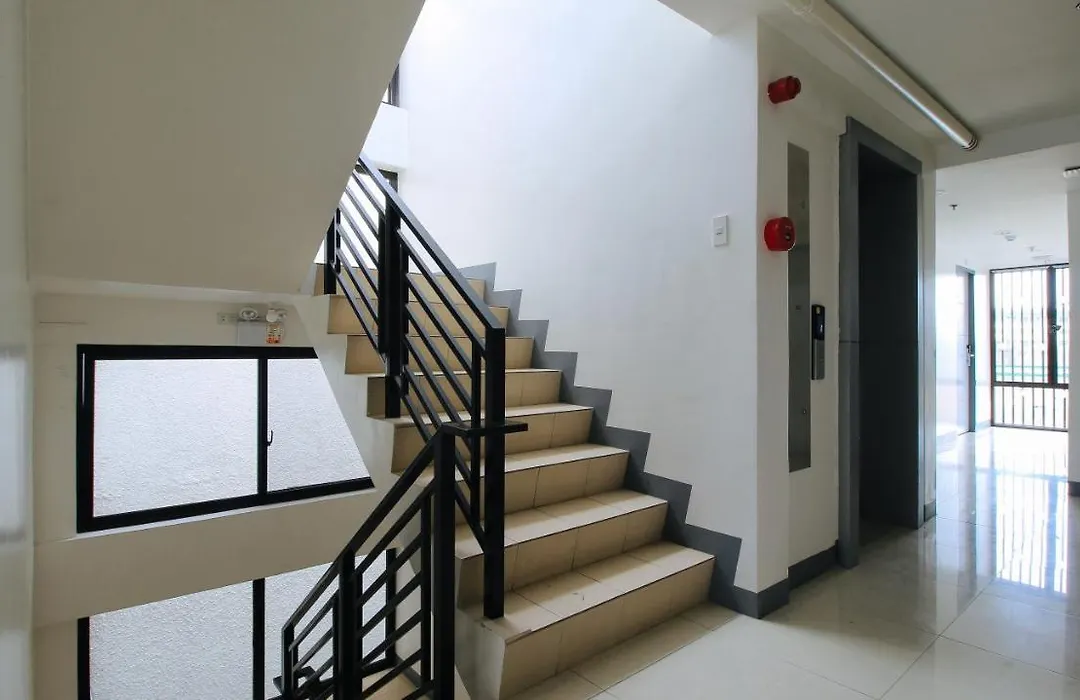 Reddoorz Plus @ Jardin Suites Guadalupe Nuevo-1