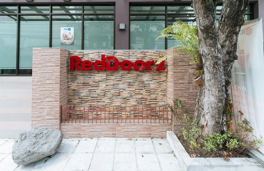Reddoorz Plus At Evangelista Street Makati-1