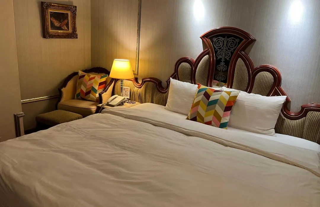 Happiness Hotel-1